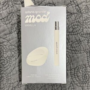 Ariana Grande Mod Vanilla Fragrance Duo in White